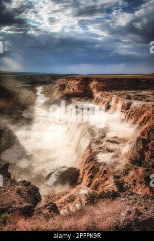 Le Grand Falls, create dal fiume Little Colorado, scorrono con le piogge monsoniche e la neve si sciolgono sulla Navajo Nation, nel nord dell'Arizona. Foto Stock