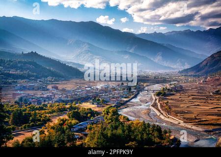 La città di Paro e la valle di Paro in Bhutan occidentale. Foto Stock