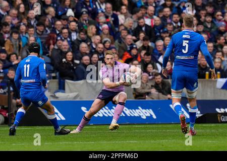 Kyle Steyn #14 della Scozia corre alla difesa italiana durante la partita Guinness 6 Nations 2023 Scozia vs Italia al Murrayfield Stadium, Edimburgo, Regno Unito, 18th marzo 2023 (Photo by Steve Flynn/News Images) Foto Stock