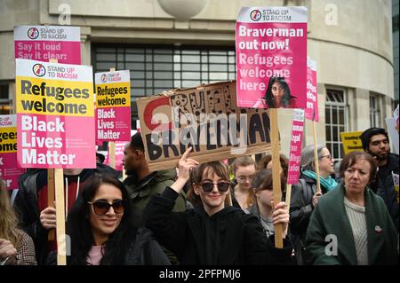 BBC, Londra, Regno Unito. 18th Mar, 2023. marcia annuale contro il razzismo. Il “piano ruandese”, la legge sulla nazionalità e le frontiere, le deportazioni razziste e l’ambiente ostile per i rifugiati e i migranti sono tutti aspetti che riguardano il divario e la regola. Credit: Vedi li/Picture Capital/Alamy Live News Foto Stock