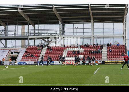 I giocatori di Crewe Alexandra si scaldano prima della partita della Sky Bet League 2 tra Northampton Town e Crewe Alexandra al PTS Academy Stadium di Northampton sabato 18th marzo 2023. (Foto: John Cripps | NOTIZIE MI) Credit: NOTIZIE MI & Sport /Alamy Live News Foto Stock