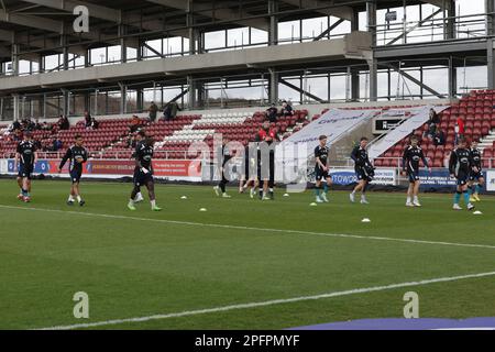 I giocatori di Crewe Alexandra si scaldano prima della partita della Sky Bet League 2 tra Northampton Town e Crewe Alexandra al PTS Academy Stadium di Northampton sabato 18th marzo 2023. (Foto: John Cripps | NOTIZIE MI) Credit: NOTIZIE MI & Sport /Alamy Live News Foto Stock