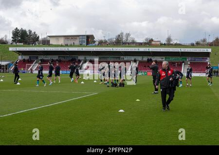 I giocatori di Crewe Alexandra si scaldano prima della partita della Sky Bet League 2 tra Northampton Town e Crewe Alexandra al PTS Academy Stadium di Northampton sabato 18th marzo 2023. (Foto: John Cripps | NOTIZIE MI) Credit: NOTIZIE MI & Sport /Alamy Live News Foto Stock