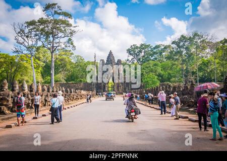 Strada che conduce a un tempio con i turisti a piedi in Angkor Wat in Cambogia. Foto Stock