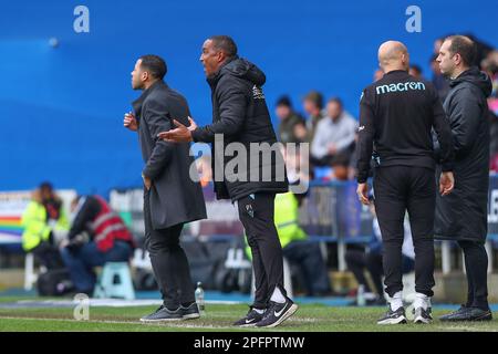 Paul Ince manager di Reading appelli all'arbitro Gavin Ward durante la partita del campionato Sky Bet Reading vs Hull City al Select Car Leasing Stadium, Reading, Regno Unito, 18th marzo 2023 (Foto di Gareth Evans/News Images) Foto Stock