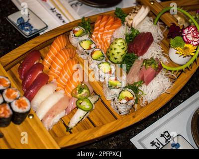 Il sushi è un piatto giapponese di riso vinificato preparato (sushi-meshi), solitamente con zucchero e sale, accompagnato da una varietà di ingredienti. Foto Stock