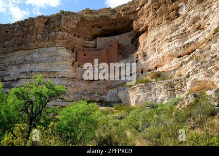 Montezuma's Castle National Monument Cliff Dwelling ruders, situato vicino a Camp Verde, Arizona, Stati Uniti. Foto Stock