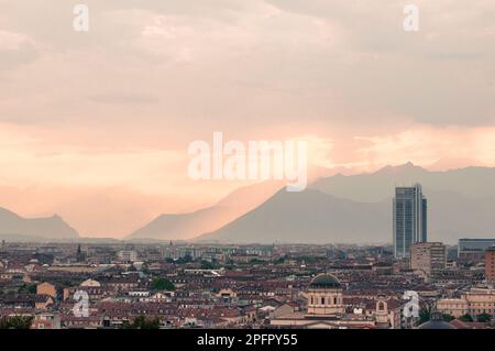 Italia, Piemonte, Torino. Vista dall'alto di Torino, in estate Foto Stock