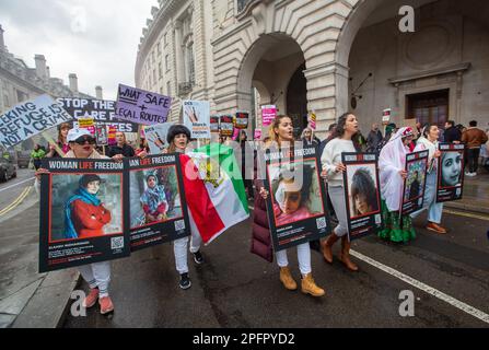 Londra, Inghilterra, Regno Unito. 18th Mar, 2023. Migliaia di persone marciano per i rifugiati nel centro di Londra in occasione della Giornata antiracista delle Nazioni Unite mentre la sottosegretario britannico Suella Braverman si reca in Ruanda per colloqui sui piani dei governi britannici di inviare rifugiati nel paese africano. (Credit Image: © Tayfun Salci/ZUMA Press Wire) SOLO PER USO EDITORIALE! Non per USO commerciale! Foto Stock