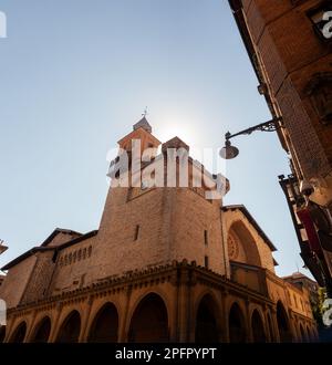 Paesaggio urbano. Vista della piazza della città con caffè sulla strada di fronte a St Chiesa di Nicholas nel vecchio quartiere di Pamplona Navarra Spagna Foto Stock