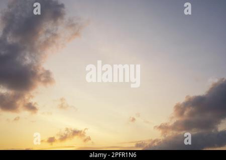 Estate blu cielo nuvola gradiente chiaro sfondo bianco. Bellezza limpido nuvoloso al sole calmo luminoso inverno bacground aria. Blu azzurro brillante e cupo i Foto Stock