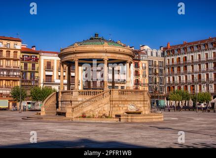 Pamplona, Spagna - 2 agosto 2022: Monumento al Padiglione nella piazza del castello nel centro storico di Pamplona, Spagna. Foto Stock