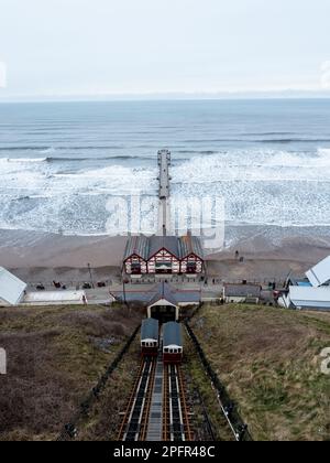 Una vista aerea del Saltburn dalla scogliera della funicolare del mare che trasporta i turisti dal molo e dalla spiaggia Foto Stock