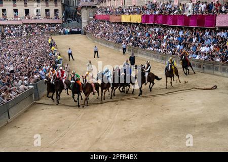 Siena, Italia - 17 2021 agosto: Mossa o inizio della corsa ippica pubblica Palio di Siena sulla piazza principale Foto Stock