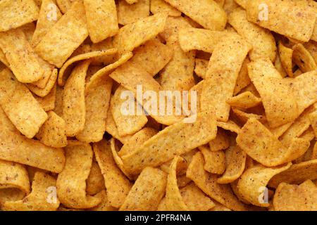 un mucchio di patatine di mais rettangolari per la torta di frito Foto Stock