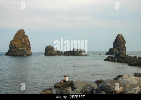 Ad Aci Trezza, Italia, il 08-09-22, formazione di rocce laviche al largo della costa di Aci Trezza nella cosiddetta Riviera dei Ciclope Foto Stock