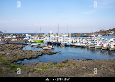 Ad Aci Trezza, Italia, il 08-08-22, il porticciolo e la caratteristica formazione rocciosa lavica chiamata isole di ciclope Foto Stock