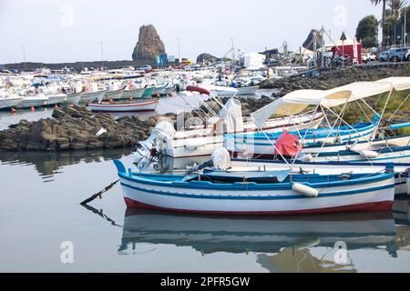 Ad Aci Trezza, Italia, il 08-08-22, il porticciolo e la caratteristica formazione rocciosa lavica chiamata isole di ciclope Foto Stock