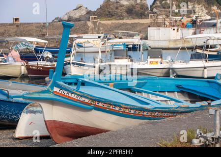 Ad Aci Trezza, Italia, il 08-08-22, il porticciolo e la caratteristica formazione rocciosa lavica chiamata isole di ciclope Foto Stock