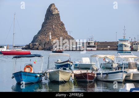Ad Aci Trezza, Italia, il 08-08-22, il porticciolo e la caratteristica formazione rocciosa lavica chiamata isole di ciclope Foto Stock