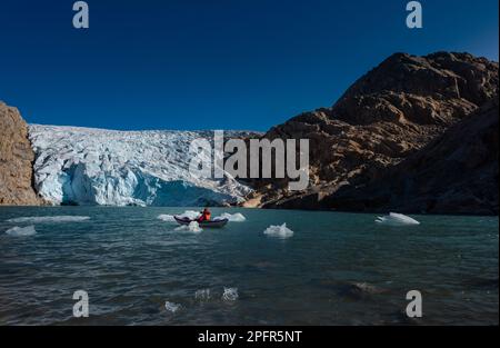 Giovane donna Kayaking Mosevatnet Lago con Folgefelna Glacier sullo sfondo, in visita Norvegia Foto Stock