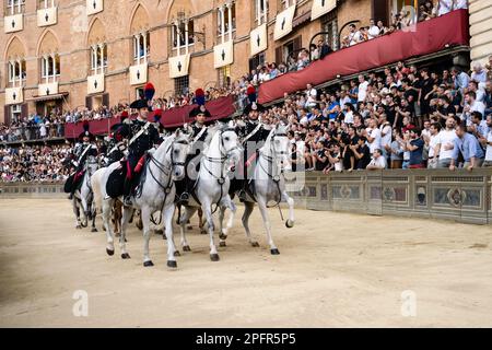 Siena, Italia - 15 2022 agosto: Esecuzione della polizia Carabinieri a Cavallo alla prova Prova del Palio di Siena. Foto Stock
