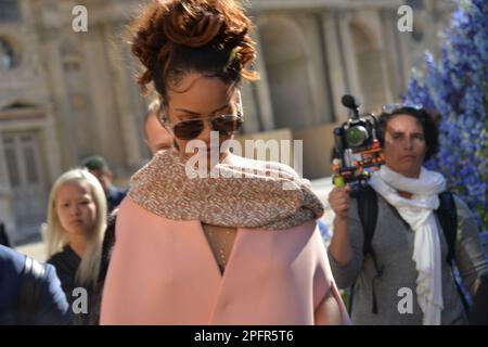 Rihanna partecipa al Christian Dior show che fa parte del Paris Fashion Week Womenswear Primavera/Estate Foto Stock