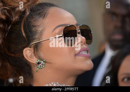 Rihanna partecipa al Christian Dior show che fa parte del Paris Fashion Week Womenswear Primavera/Estate Foto Stock