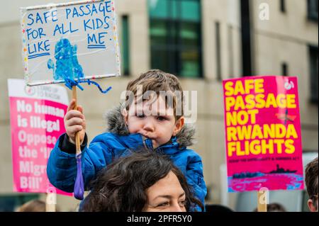 Londra, Regno Unito. 18th Mar, 2023. La marcia inizia fuori dalla BBC a Portland Place - Resistite Racism London march organizzato da Stand Up to Racism. Essi credono che “il governo di Rishi Sunak stia tentando di usare il razzismo per generare la politica del divide et impera nelle nostre comunità e far pagare alla gente comune il costo della crisi” e che Suella Braverman stia aiutando parlando di una “invasione” dell’Inghilterra meridionale. Credit: Guy Bell/Alamy Live News Foto Stock