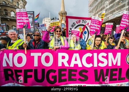 Londra, Regno Unito. 18th Mar, 2023. La marcia inizia fuori dalla BBC a Portland Place - Resistite Racism London march organizzato da Stand Up to Racism. Essi credono che “il governo di Rishi Sunak stia tentando di usare il razzismo per generare la politica del divide et impera nelle nostre comunità e far pagare alla gente comune il costo della crisi” e che Suella Braverman stia aiutando parlando di una “invasione” dell’Inghilterra meridionale. Credit: Guy Bell/Alamy Live News Foto Stock