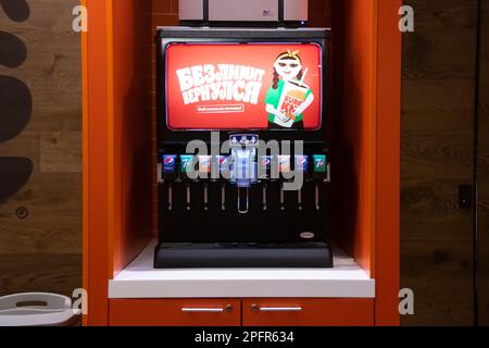 Bielorussia, Minsk - 02 dicembre, 2022: Distributore automatico di bevande in primo piano Burger King Foto Stock