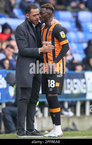 Liam Rosenior manager di Hull City abbraccia Adama Traoré #18 di Hull City durante la partita del campionato Sky Bet Reading vs Hull City al Select Car Leasing Stadium, Reading, Regno Unito, 18th marzo 2023 (Foto di Gareth Evans/News Images) Foto Stock