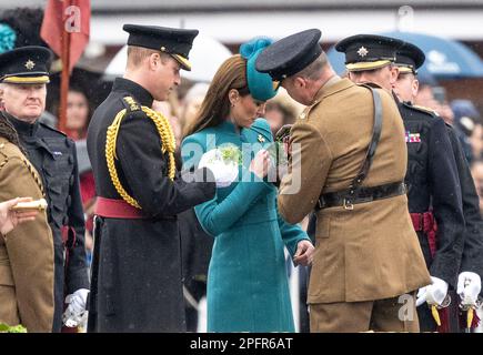 Aldershot, Inghilterra. REGNO UNITO. 17 marzo, 2023. Principe William, Principe di Galles e Caterina, Principessa di Galles frequentano la 2023 St Parata del giorno di Patrick a. Foto Stock