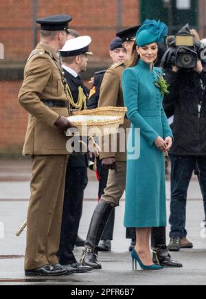 Aldershot, Inghilterra. REGNO UNITO. 17 marzo, 2023. Catherine, Principessa di Galles, partecipa al 2023 St Parata di Patrick's Day alla caserma di Mons, Aldershot. Credito: Foto Stock