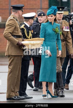 Aldershot, Inghilterra. REGNO UNITO. 17 marzo, 2023. Catherine, Principessa di Galles, partecipa al 2023 St Parata di Patrick's Day alla caserma di Mons, Aldershot. Credito: Foto Stock