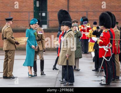 Aldershot, Inghilterra. REGNO UNITO. 17 marzo, 2023. Catherine, Principessa di Galles, partecipa al 2023 St Parata di Patrick's Day alla caserma di Mons, Aldershot. Credito: Foto Stock