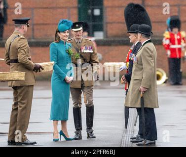 Aldershot, Inghilterra. REGNO UNITO. 17 marzo, 2023. Catherine, Principessa di Galles, partecipa al 2023 St Parata di Patrick's Day alla caserma di Mons, Aldershot. Credito: Foto Stock