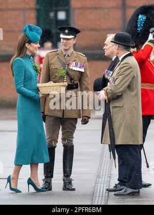 Aldershot, Inghilterra. REGNO UNITO. 17 marzo, 2023. Catherine, Principessa di Galles, partecipa al 2023 St Parata di Patrick's Day alla caserma di Mons, Aldershot. Credito: Foto Stock