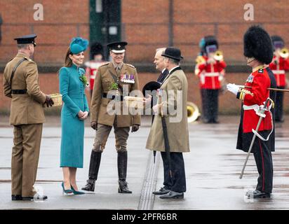 Aldershot, Inghilterra. REGNO UNITO. 17 marzo, 2023. Catherine, Principessa di Galles, partecipa al 2023 St Parata di Patrick's Day alla caserma di Mons, Aldershot. Credito: Foto Stock