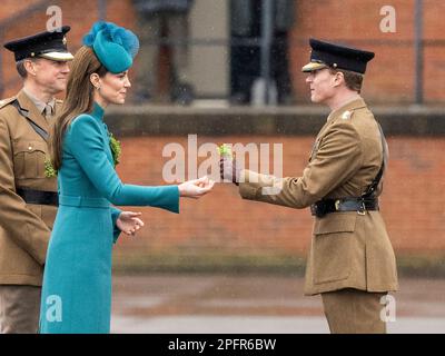 Aldershot, Inghilterra. REGNO UNITO. 17 marzo, 2023. Catherine, Principessa di Galles, partecipa al 2023 St Parata di Patrick's Day alla caserma di Mons, Aldershot. Credito: Foto Stock