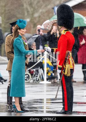 Aldershot, Inghilterra. REGNO UNITO. 17 marzo, 2023. Catherine, Principessa di Galles, partecipa al 2023 St Parata di Patrick's Day alla caserma di Mons, Aldershot. Credito: Foto Stock