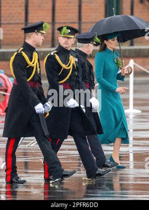 Aldershot, Inghilterra. REGNO UNITO. 17 marzo, 2023. Principe William, Principe di Galles e Caterina, Principessa di Galles frequentano la 2023 St Parata del giorno di Patrick a. Foto Stock