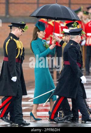 Aldershot, Inghilterra. REGNO UNITO. 17 marzo, 2023. Principe William, Principe di Galles e Caterina, Principessa di Galles frequentano la 2023 St Parata del giorno di Patrick a. Foto Stock