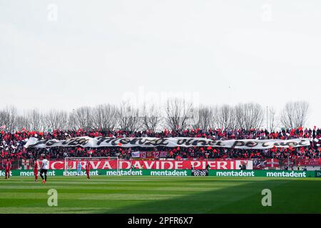 AC Monza tifosi coreografia curva Davide Pieri durante il campionato italiano Serie Una partita di calcio tra AC Monza e US Cremonese il 18 marzo 2023 allo stadio U-Power di Monza - Foto Luca Rossini / e-Mage Credit: Luca Rossini/e-Mage/Alamy Live News Foto Stock