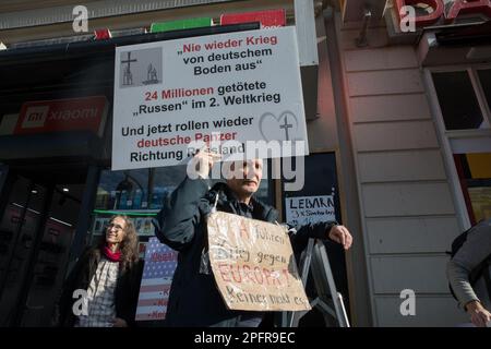 I manifestanti si sono riuniti a Neukoelln il 18 marzo 2023 a Berlino per raccogliere contro la guerra e chiedere la pace senza armi. Essi hanno chiesto un approccio più pacifico alla gestione delle relazioni con la Russia e hanno chiesto una risoluzione diplomatica. Molti manifestanti hanno espresso frustrazione per il coinvolgimento degli Stati Uniti in vari conflitti globali, puntando le dita verso gli ex Stati Uniti Presidenti Bush, Clinton e Obama. Inoltre, Biden è stato criticato. I canti di "Ami go home" riecheggiarono durante tutta la manifestazione mentre i partecipanti tenevano insegne antiamericane. I manifestanti hanno anche esortato la Germania a lasciare la NATO, citando l'insoddisfazione Foto Stock