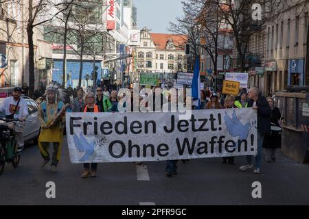 I manifestanti si sono riuniti a Neukoelln il 18 marzo 2023 a Berlino per raccogliere contro la guerra e chiedere la pace senza armi. Essi hanno chiesto un approccio più pacifico alla gestione delle relazioni con la Russia e hanno chiesto una risoluzione diplomatica. Molti manifestanti hanno espresso frustrazione per il coinvolgimento degli Stati Uniti in vari conflitti globali, puntando le dita verso gli ex Stati Uniti Presidenti Bush, Clinton e Obama. Inoltre, Biden è stato criticato. I canti di "Ami go home" riecheggiarono durante tutta la manifestazione mentre i partecipanti tenevano insegne antiamericane. I manifestanti hanno anche esortato la Germania a lasciare la NATO, citando l'insoddisfazione Foto Stock