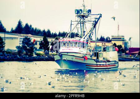 Peschereccio commerciale che fa la strada attraverso il canale in Sitka, Alaska, USA. Foto Stock