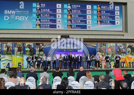 Ospiti officianti, allenatori, proprietari di cavalli posa per una foto alla cerimonia di estrazione della barriera BMW Hong Kong Derby all'ippodromo di Sha Tin. 16MAR23 SCMP/Kenneth Chan. Foto Stock