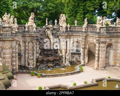 La fontana di Nymphenbad (Nymph's Bath) a Zwinger, Dresda, Germania Foto Stock