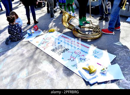 Parigi, Francia. 18th Mar, 2023. Manifestazione contro la chiusura degli asili a Parigi, in Francia, il 18 marzo 2023. Gli asili Parigini, che accolgono più di 800 bambini di età superiore ai due anni e mezzo, devono chiudere entro le 2024:00. In diciotto mesi, gli asili, a metà strada tra il asilo collettivo e la scuola materna, dovranno chiudersi o trasformarsi. Foto di Karim Ait Adjedjou/ABACAPRESS.COM Credit: Abaca Press/Alamy Live News Foto Stock
